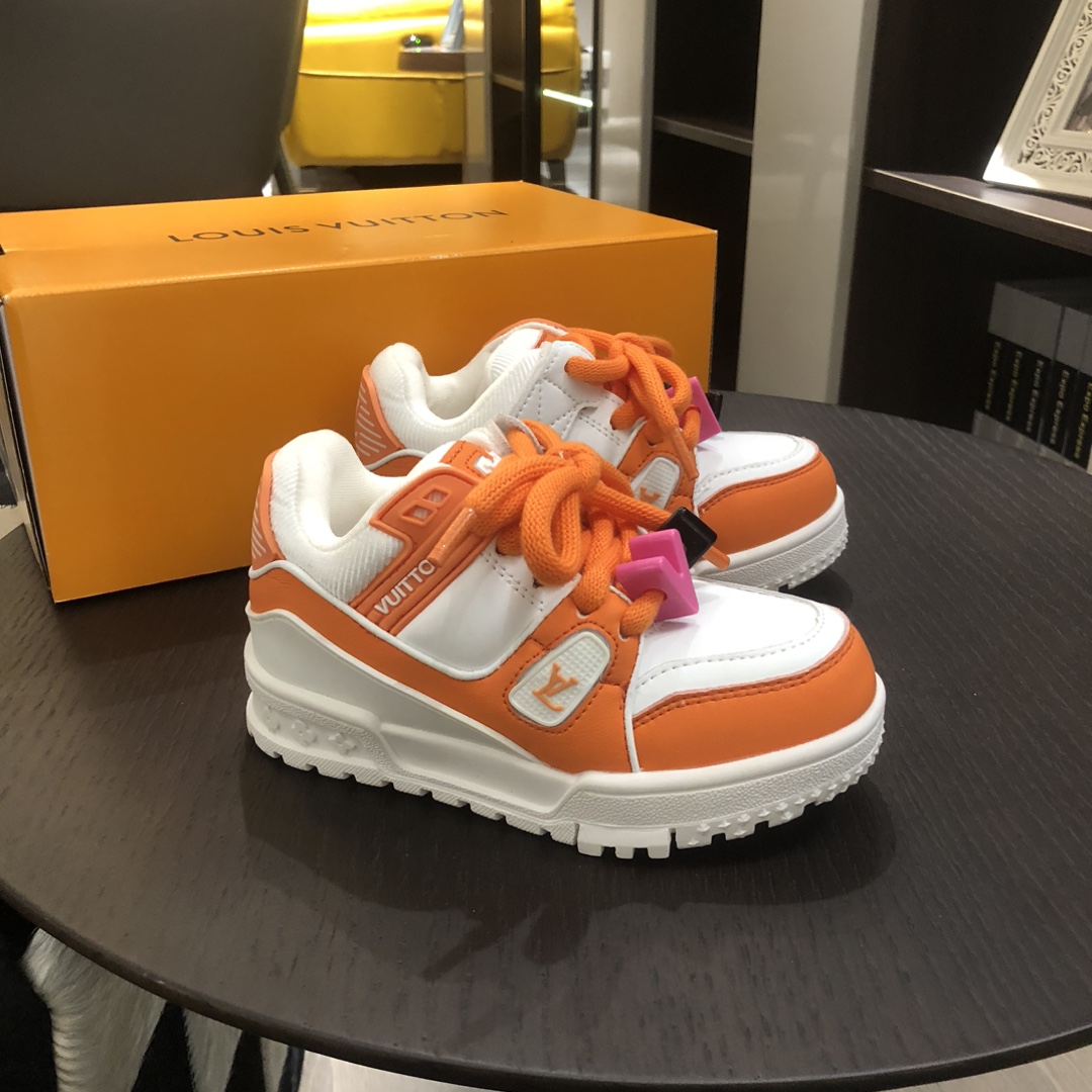 Children's shoes child